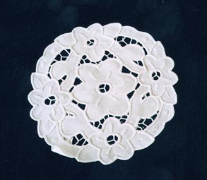Empress Style Doilies (10.6.1999).JPG (19689 bytes)