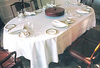 Irish Rose Tablecloth (10.3.1999 new).JPG (25949 bytes)