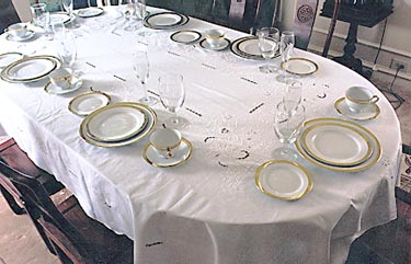 tiffany style tablecloth (10.3.99 new).JPG (32886 bytes)